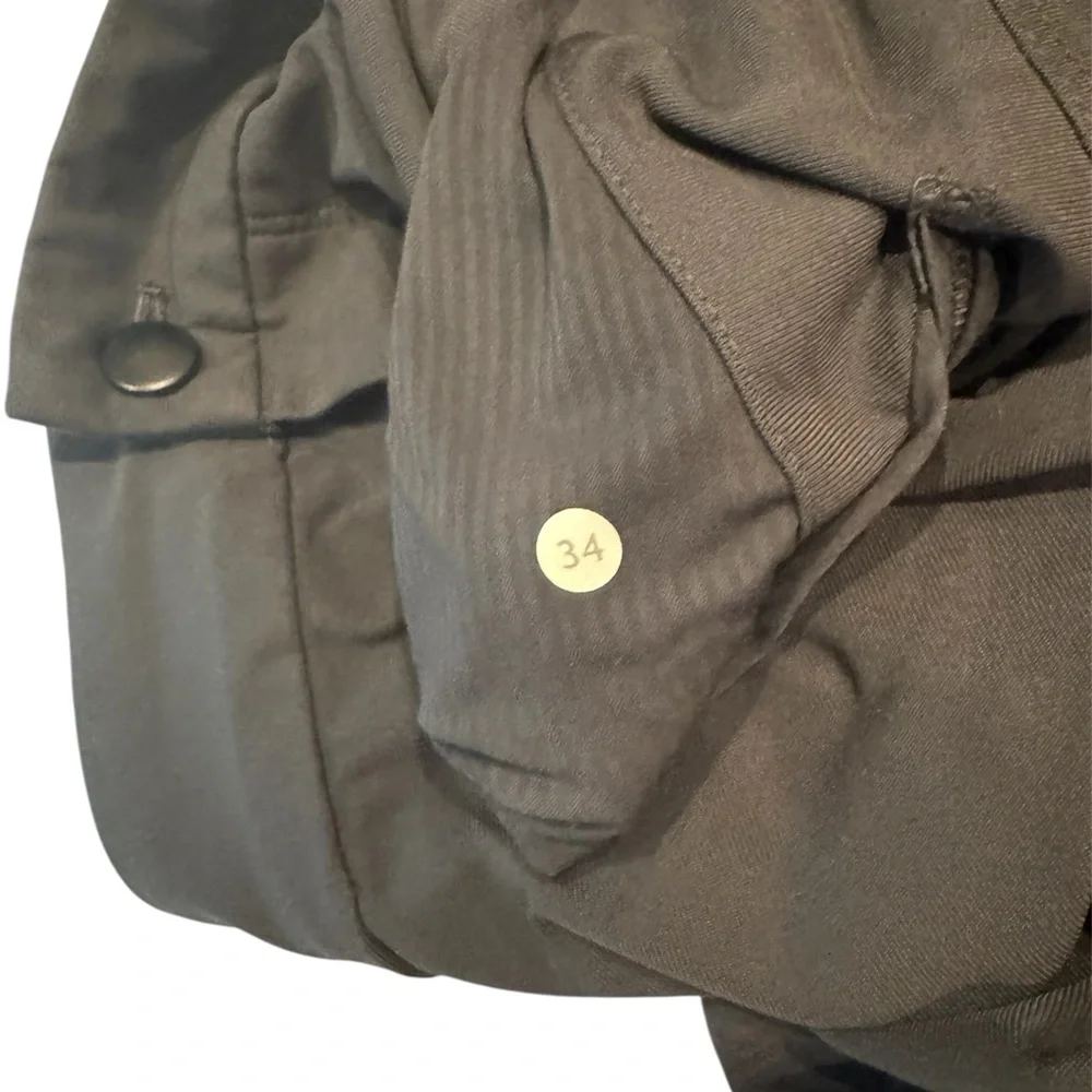 Lululemon Commission Classic Fit Shorts in Gray Size 34